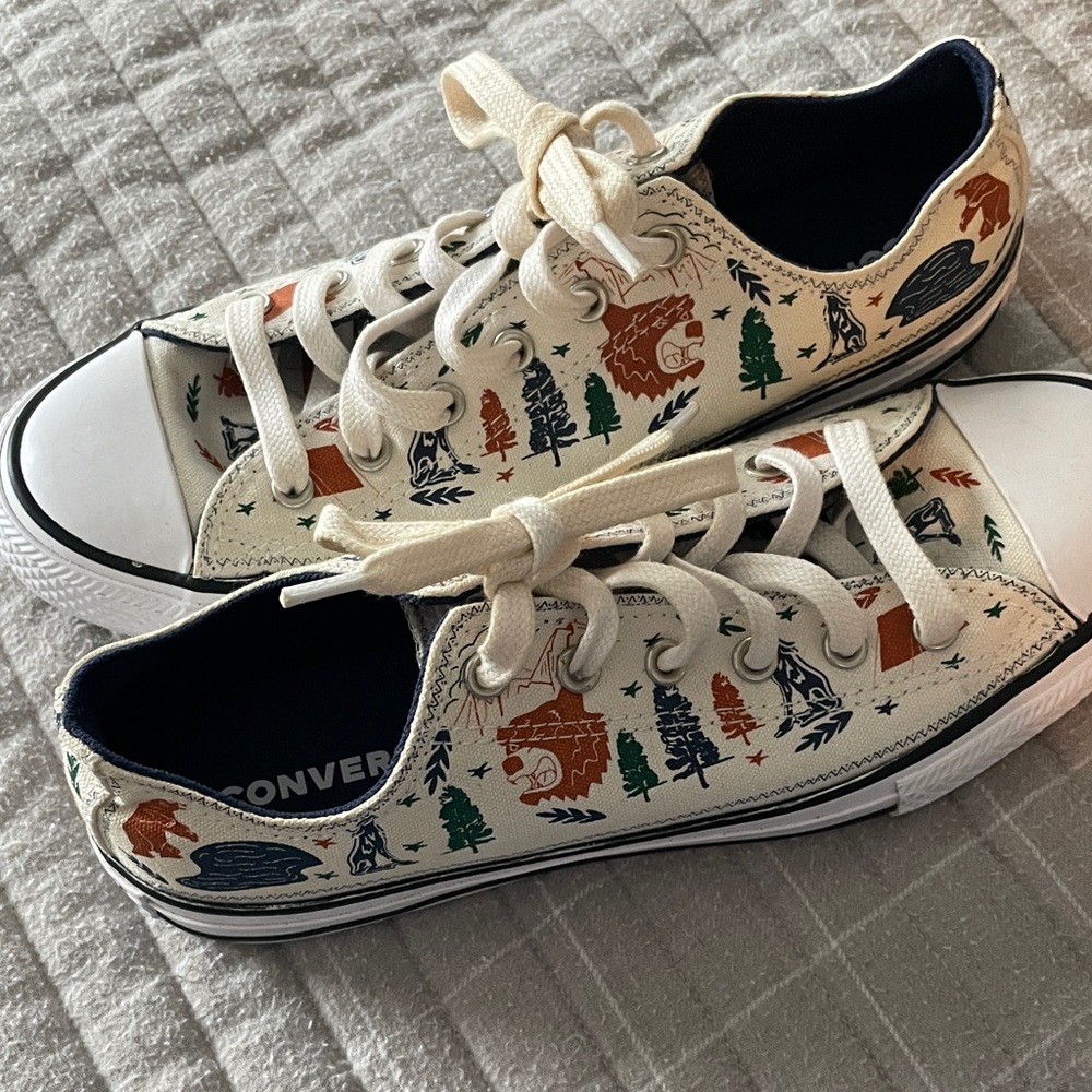 Converse juniors - wilderness scene - Cream - size 5